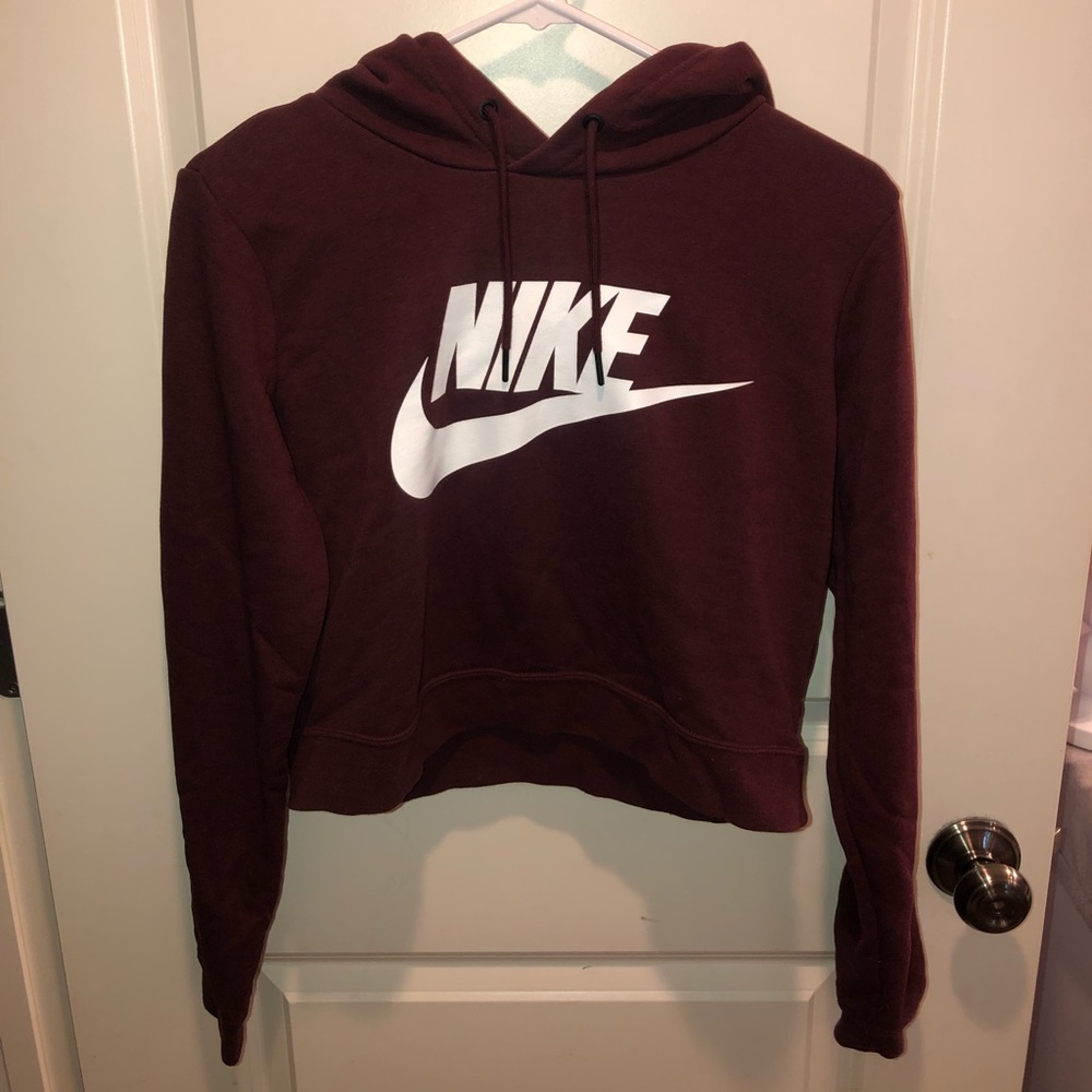 Cropped maroon nike sweatshirt with hood